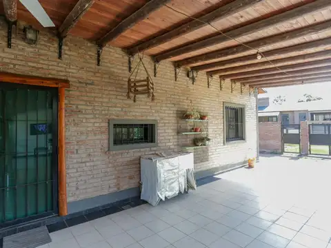 Casa 9 ambientes con 2 baños