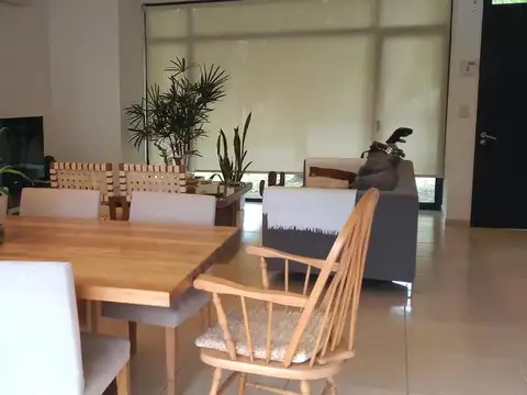 Casa en Alquiler con 2 cocheras