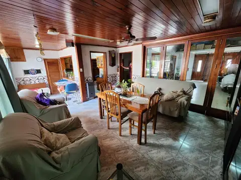 CASA EN 2 PTAS, CON GARAJE, FONDO C/PILETA Y LOCAL COMERCIAL