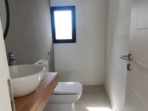 Casa en Alquiler con 2 cocheras