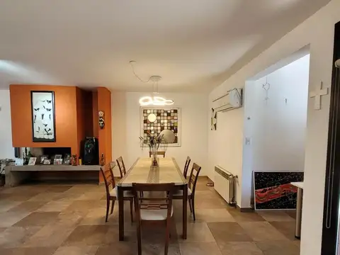 VENTA CASA CAMPO DE VUELO 4 DORM PILETA