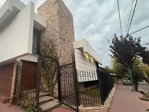 Casa en venta c/ cochera en Godoy Cruz