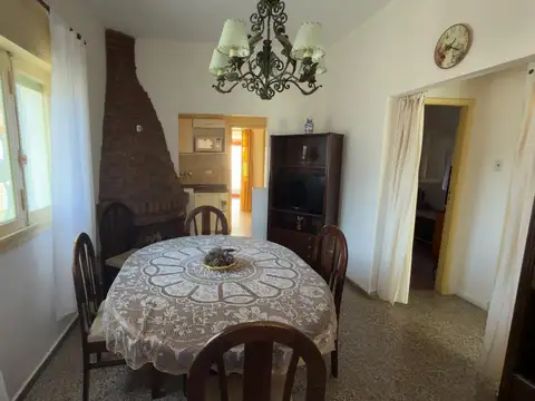 Casa 4 ambientes con 2 baños