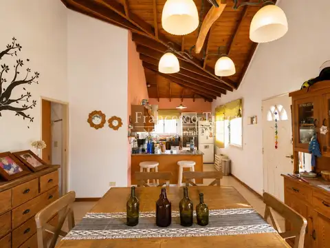 Casa 4 ambientes con 2 baños