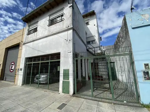 Amplio PH con cochera para 2 autos y gran parque