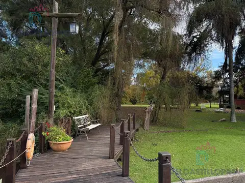 Casa con casa de huéspedes sobre el Arroyo Antequera, Delta de Tigre