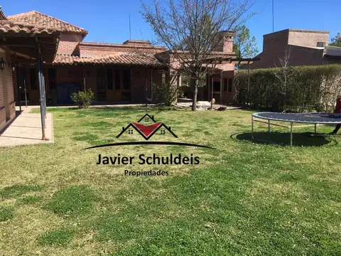 Excelente casa en calle 152 e/ 37 y 39, de 4 dormitorios 