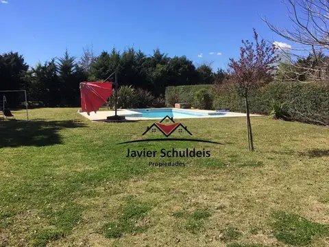 Excelente casa en calle 152 e/ 37 y 39, de 4 dormitorios 