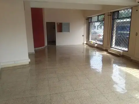 Exc Local Esquina Gaona y Bolivia 140 m2 totales, de los cuales 70m2 están en PB y 70 m2 en sub-s
