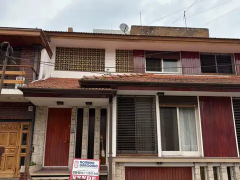Triplex cuatro ambientes en venta con patio y cochera