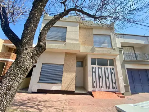 VENTA / CASA / 3 DORMITORIOS / CENTRO / RAFAELA