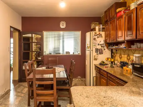 Casa 6 ambientes con 2 baños