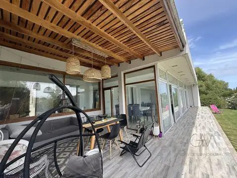 Casa 6 ambientes con 4 baños