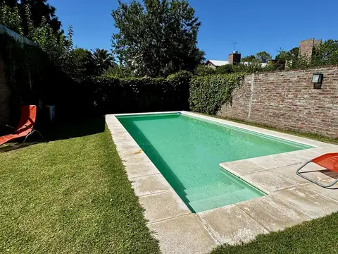 Casa en Rosario de 2 dormitorios, jardin, quincho y pileta