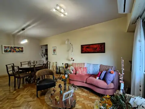 EXCELENTE – MUY BUENOS DETALLES DE CALIDAD Y COMFORT -INMEJORABLE ESTADO – CON COCHERA FIJA CUBIERTA