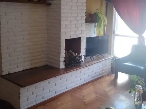 Amplio, silencioso  y Luminoso 4amb. Baja Expensa- Cerca Subte Loria y a una cuadra de Av Rivadavia