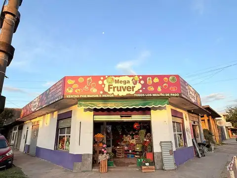 esquina comercial , 3 locales + depósito + depto