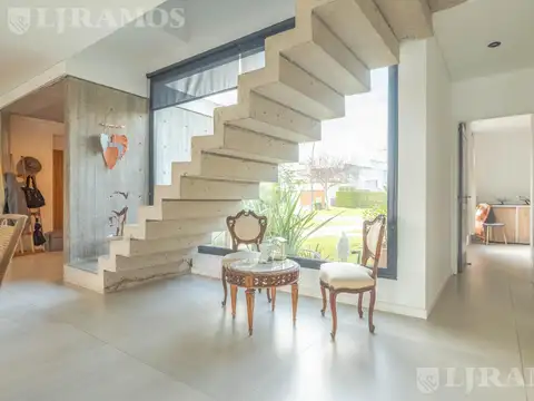 Casa 5 ambientes con 4 baños