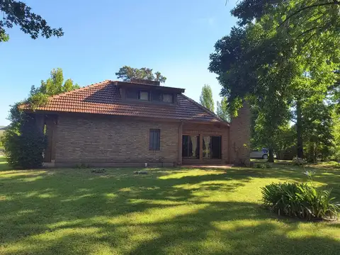 ESPECTACULAR CASA CON GRAN PARQUE Y AMPLIA PILETA