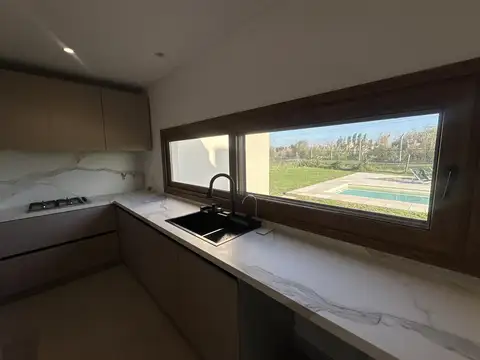 Casa en Venta con 4 cocheras