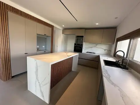 Casa 6 ambientes con 3 baños