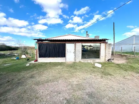 Campo con costa al Arroyo Pando y dos viviendas