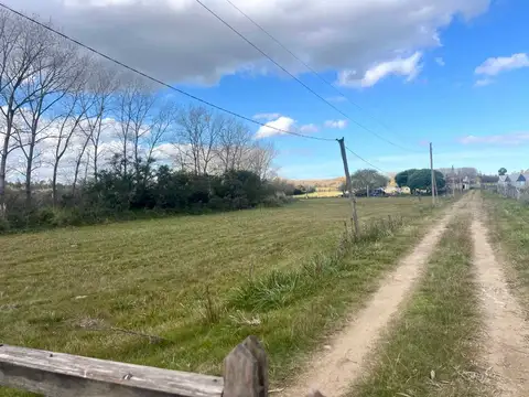 Campo con costa al Arroyo Pando y dos viviendas