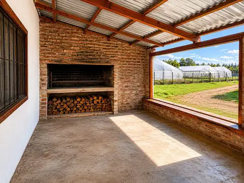 Campo con costa al Arroyo Pando y dos viviendas