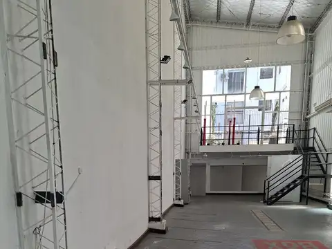 Arce 700 Excelente local planta libre 250 m2 cub y 150 de Tza en 1 piso
