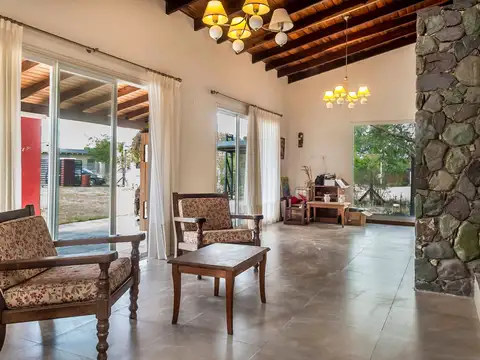 Casa 5 ambientes con 1 baño