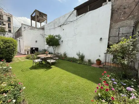 ALQUILER AMPLIA CASA 5 AMBIENTES LOTE PROPIO CON PATIO Y JARDÍN
