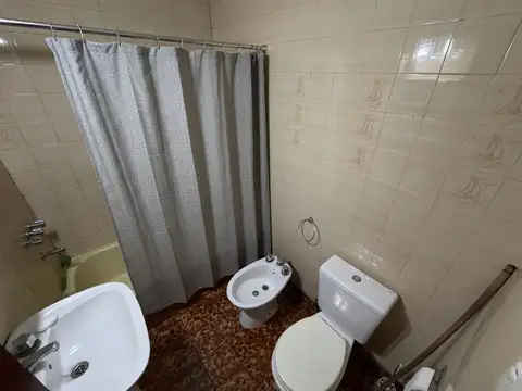 ALQUILER AMPLIA CASA 5 AMBIENTES LOTE PROPIO CON PATIO Y JARDÍN