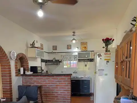 Casa 4 ambientes con 2 baños