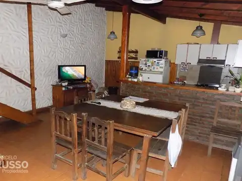Casa 4 ambientes con 2 baños