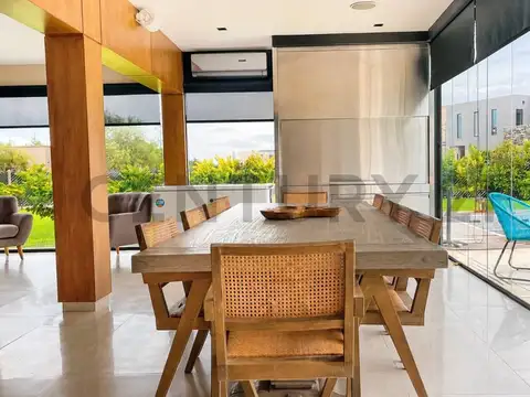 Casa moderna en San Sebastián: diseño, amplitud y naturaleza en un lote de 968 m²