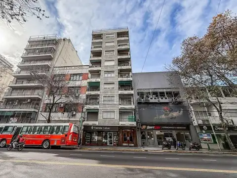 Departamento 4 ambientes con patio en Flores