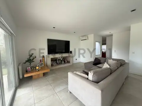 Casa 6 ambientes con 3 baños