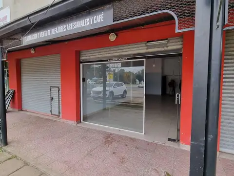 Local en alquiler sobre la Ex ruta 8, Del Viso, Pilar. Muy buena ubicación 