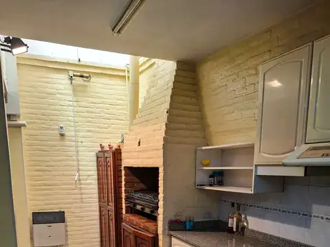Casa en terreno propio- 244m2- Moderna- Garage- Terraza Parrilla- Cerca Subte