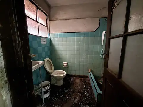 Local en Venta con Vivienda en 1° Piso — Av Regimiento de Patricios, La Boca