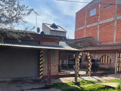 Casa en venta - 2 Dormitorios 1 Baño - 214mts2 - Moreno