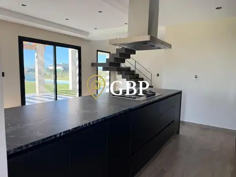 Casa en Venta con 4 cocheras