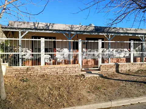 CASA 2 DORMITORIOS,  COCHERA Y QUINCHO EN VENTA
