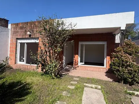 Casa en alquiler 3 ambientes con patio - Santa Rita