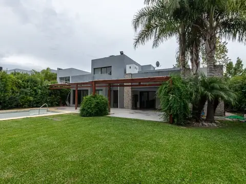 Casa en Venta con 2 cocheras
