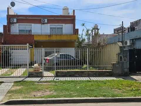 VENTA CASA EN DOS PLANTAS 4 AMBIENTES MORON HAEDO
