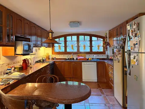 Casa 8 ambientes con 5 baños