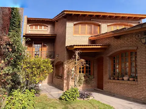Amplia casa en venta Pedro J Godoy y Renato Zanzin
