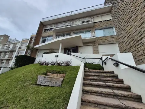 Departamento de 2 ambientes con espacio de cochera, frente a Playa Varese.