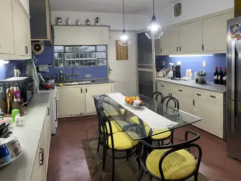 Casa 15 ambientes con 3 baños